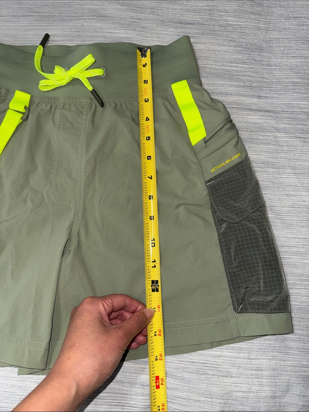 Lululemon Women’s Multi-Pocket Cargo High-Rise Hiking Shorts (5") in Olive Green - Picture 13 of 14